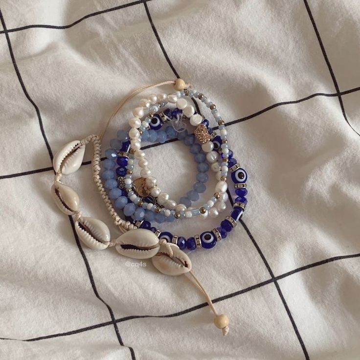 Bracelet Jewelry Aesthetic, Jewelry Blue Aesthetic, Conch Shell Bracelet, Bracelets Summer Aesthetic, Mermaid Inspired Accessories, Aesthetic Jewelry Bracelets, Aesthetic Summer Accessories, Summer Vibes Bracelets, Blue Summer Bracelets