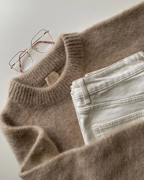 ℳ.𝒶𝓇𝓉.𝒜 on Instagram: “Warm 🤍 . . . #sweater #sweaterweather #hmxme #flatlay #flatlaystyle #moherowysweter #moher #teamlessismore #capsulewardrobe #style…” Flat Lay Photography Clothing, Instagram Flat Lay, Flat Lay Photography Fashion, Flatlay Clothes, Anthropologie Clothing, Scrub Corpo, Cosy Outfit, Pullovers Outfit, Flats Outfit