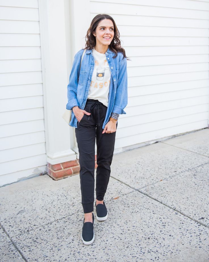 Oversized Chambray Shirt Outfit, Demin Shirt Outfit, Denim Shirt Outfit Women, Boyfriend Shirt Outfits, Jean Shirt Outfits, Chambray Shirt Outfits, Mom Fits, Denim Shirt Outfit, Light Color Jeans