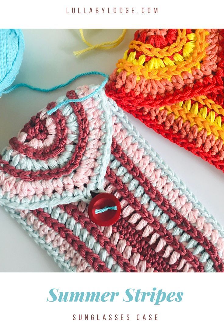 a crocheted purse is shown with the words summer stripes on it