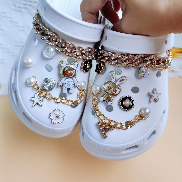 Profitez de la livraison et du retour gratuits pour les nouveaux utilisateurs Crocs With Charms, Bling Crocs, Cross Shoes, Rhinestone Party, Custom Crocs, Luxury Sandals, Crocs Fashion, Diy Sandals, Shoe Decorations