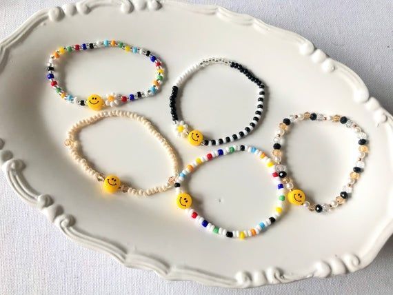 Alphabet Bracelet, Pulseras Kandi, Kalung Manik-manik, Gelang Manik-manik, Colorful Bracelet, Beaded Jewelry Necklaces, Beaded Necklace Diy, Pola Gelang, Diy Bracelet Designs