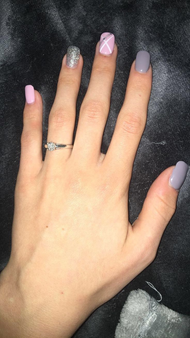 Pink and grey nail design Pink And Grey Nail Art, Grey Pink Makeup, Pink And Grey Plaid Nails, Pink And Grey Gel Nails, Pink And Grey Nail Ideas, Pink Gray Nails, Gray And Pink Nails Ideas, Grey And Pink Nails Designs, Pink And Gray Nails Design