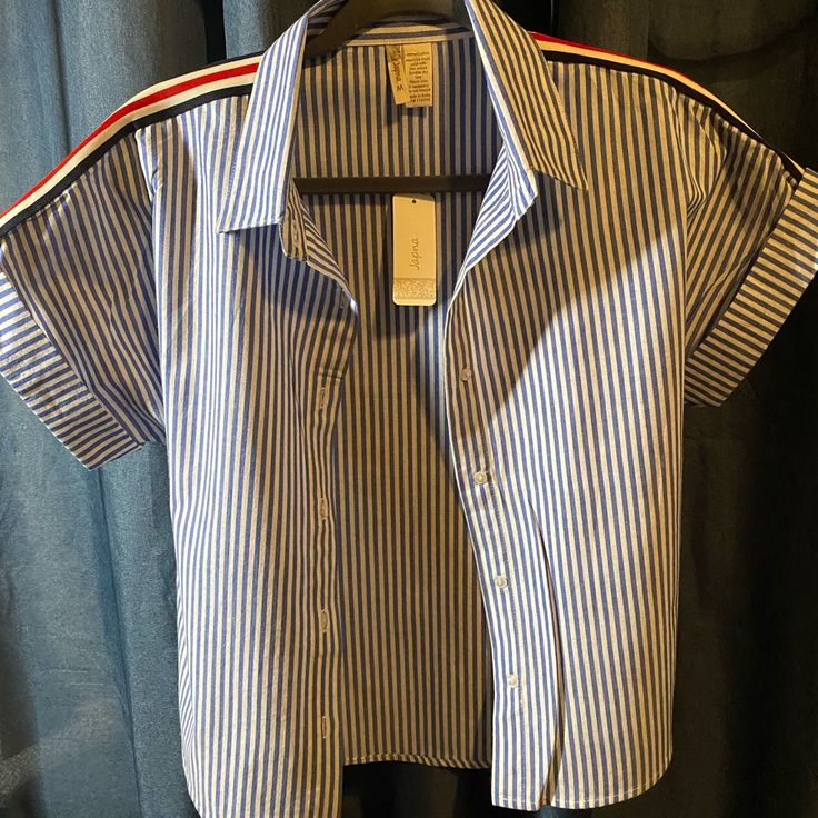 Never Worn Trendy Collared Tops With Buttons, Trendy Collared Tops With Button Closure, Trendy Collared Shirt For Office, Trendy Short Sleeve Office Shirt, Casual Short Sleeve Office Top, Spring Collared Tops With Rolled Sleeves, Trendy Striped Collared Blouse, Summer Work Shirt With Striped Collar, Trendy Striped Blouse With Buttons