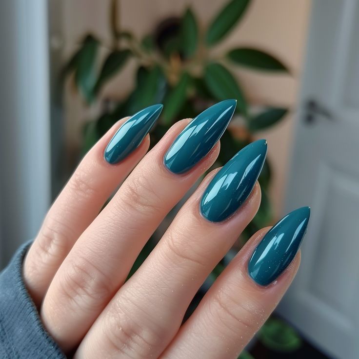 teal-nail-designs Teal Color Nails, Dark Turquoise Nails, Dark Teal Nails, Teal Nail Ideas, Avea Trotter, Teal Acrylic Nails, Teal Nail Designs, Hawaii Nails, Trendy Manicure