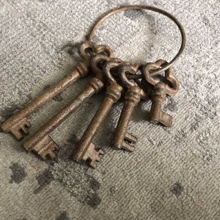 several old keys are laying on the floor