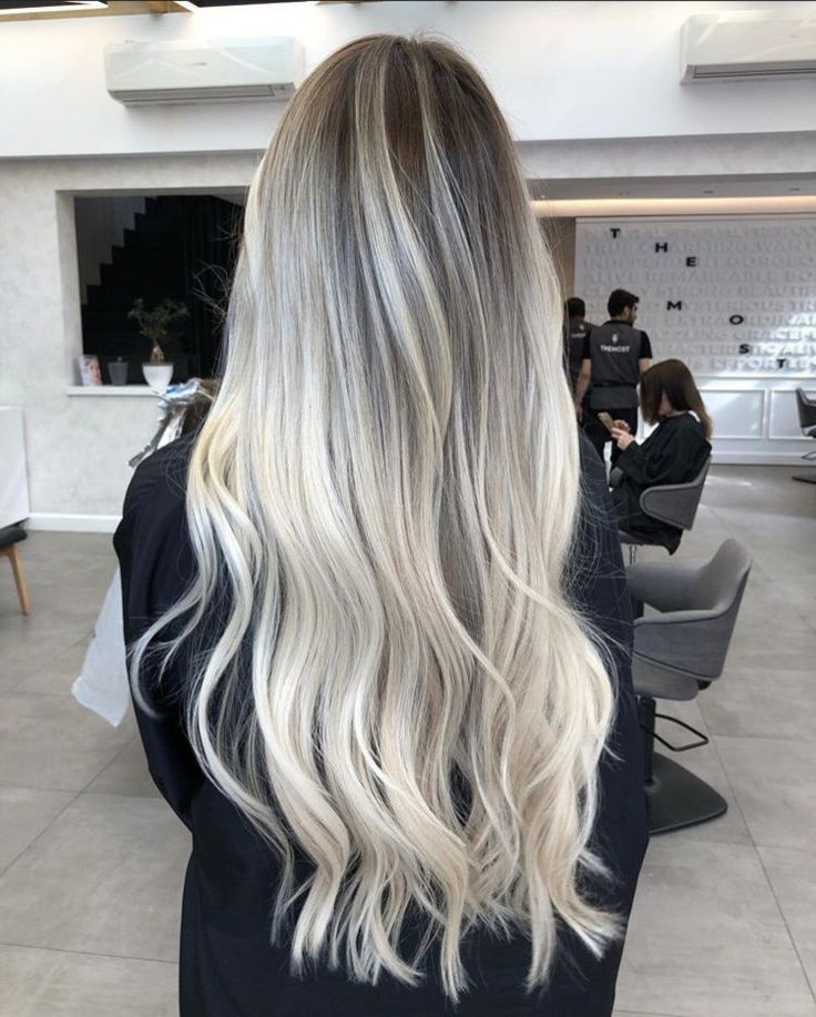 Platinum Blonde With Dark Roots // ig: @ilhankaymak Ice Blonde Dark Roots, Platinum Blonde Hair Balayage Dark Roots, Platinum Dark Roots, Dark Roots Icy Blonde Hair, Smudge Root Blonde Platinum, Ice Blonde Balayage Dark Roots, Platinum Blonde Hair With Roots, Platinum Hair With Dark Roots, Icy Platinum Blonde Balayage Dark Roots