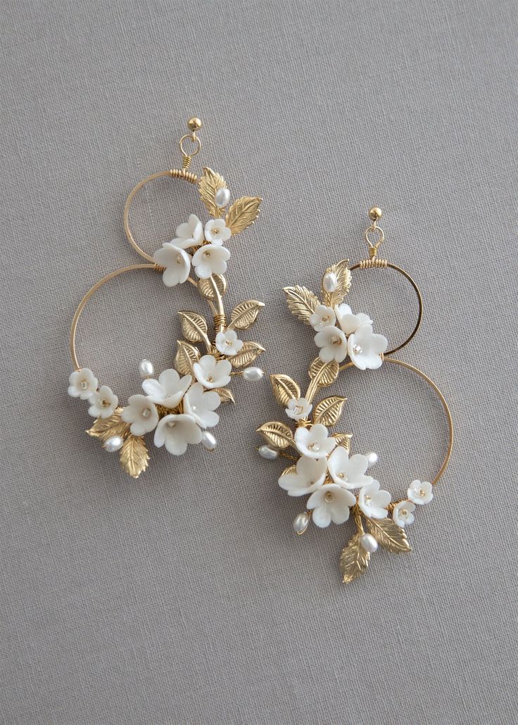 Imogen Wedding earrings feature meticulously crafted flowers, leaves, pearls, and ball earring studs. They are perfect for all occasion, but will add an elegant touch to your wedding day, evening event or dinner outings. With a feminine flair and timeless elegance, they will complement your bridal gown or outfit. DETAILS Worldwide shipping Designed and handmade in Australia Handmade clay flowers Studs Metal leaves Austrian pearls Customisation available -upon request AVAILABLE COLOURS Silver/Ivo Floral Earrings Wedding, Elegant Statement Earrings, Floral Bridal Earrings, Clay Wedding Earrings, Floral Clay Earrings, Floral Earring, Boho Wedding Earrings, Bridal Statement Earrings, Karen Willis Holmes