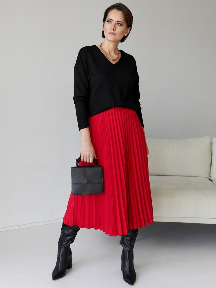 Red Pleated Skirt Outfit Winter, Red Skirt Winter, Red Pleated Skirt Outfit, Satin Midi Skirt Outfit, Red Skirt Outfit, Pleated Skirt Winter, Midi Rock Outfit, Midi Skirt Outfit Winter, Red Skirt Outfits