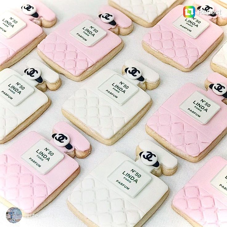 @jcute_design Chanel 50th Birthday Party Ideas, Chanel Themed Birthday Party, Flower Bridal Shower Theme, Chanel Birthday Party Decoration, Chanel Cookies, Designer Desserts, Chanel Inspired Party, Chanel Cupcakes, Chanel Bridal