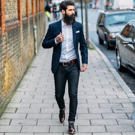 black jeans, a crispy white shirt, a navy blazer, dark brown lacquered shoes for special occasions Gentleman Mode, Mens Fashion Smart, Mens Fashion Blog, Mens Fashion Rugged, Beard Styles For Men, Blazer Jeans, Rugged Style, Men Street, Blazer Outfits