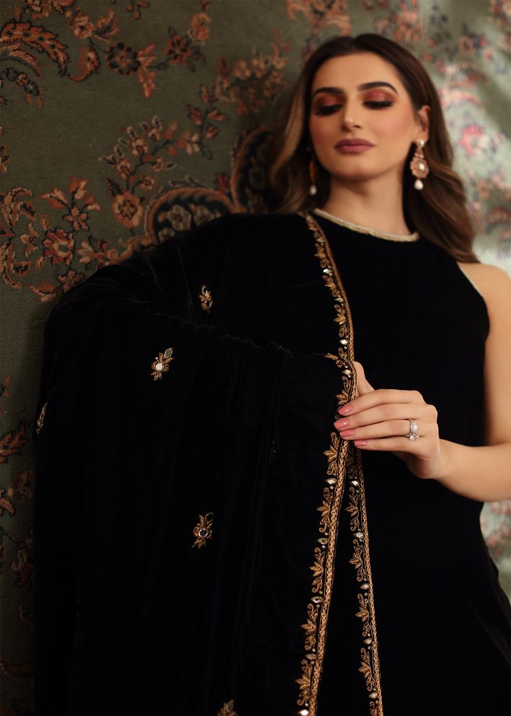 Velvet Saree Designs, Halter Neck Suits Indian, Velvet Dress For Diwali, Velvet Saree Look, Stylish Sleeves Design For Kurtis, Black Suit For Women Indian, Velvet Suits Women Indian, Halter Neck Kurti, Halter Neck Shirt