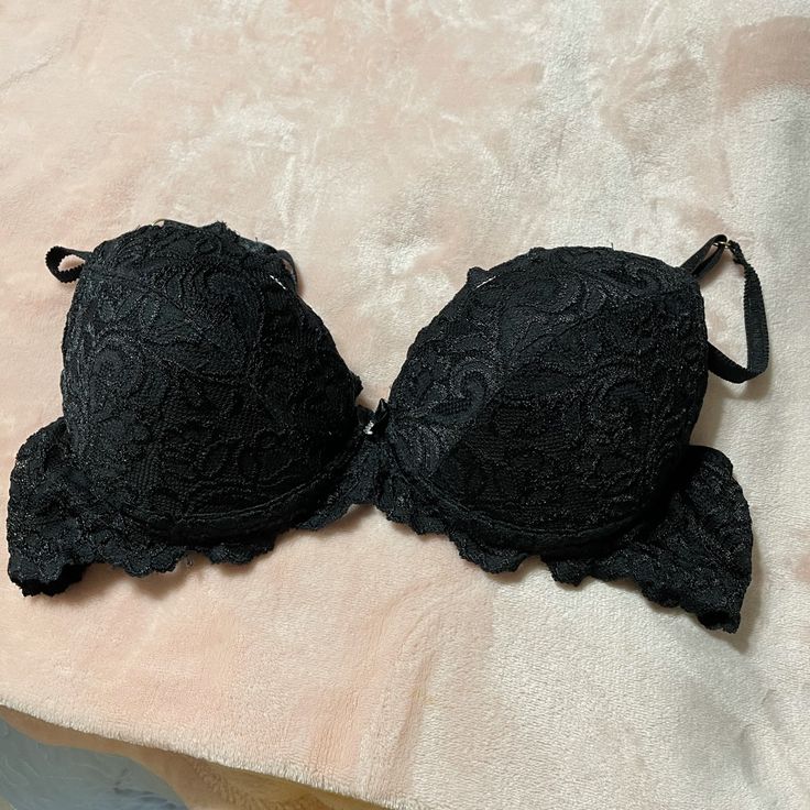 Black Laced Padded Bra.. Never Worn Black Underwire Bra For Party, Black Push-up Bra For Evening, Black Fitted Push-up Bra, Black Padded Party Bra, Fitted Black Push-up Bra, Elegant Black Bra With Lined Body, Black Party Bra With Padded Cups, Black Lace Party Bra, Elegant Black Lined Bra