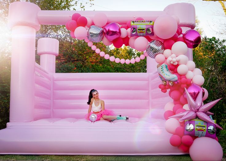 Pink Bounce House by Modern Party Company in Fort Worth Texas Bounce House Decorations, Pink Bounce House With Balloons, Barbie Bounce House, Bounce House Birthday Party Ideas, House For Barbie, Pink Bounce House, Modern Bounce House, Wedding Jumper, Party Bounce House