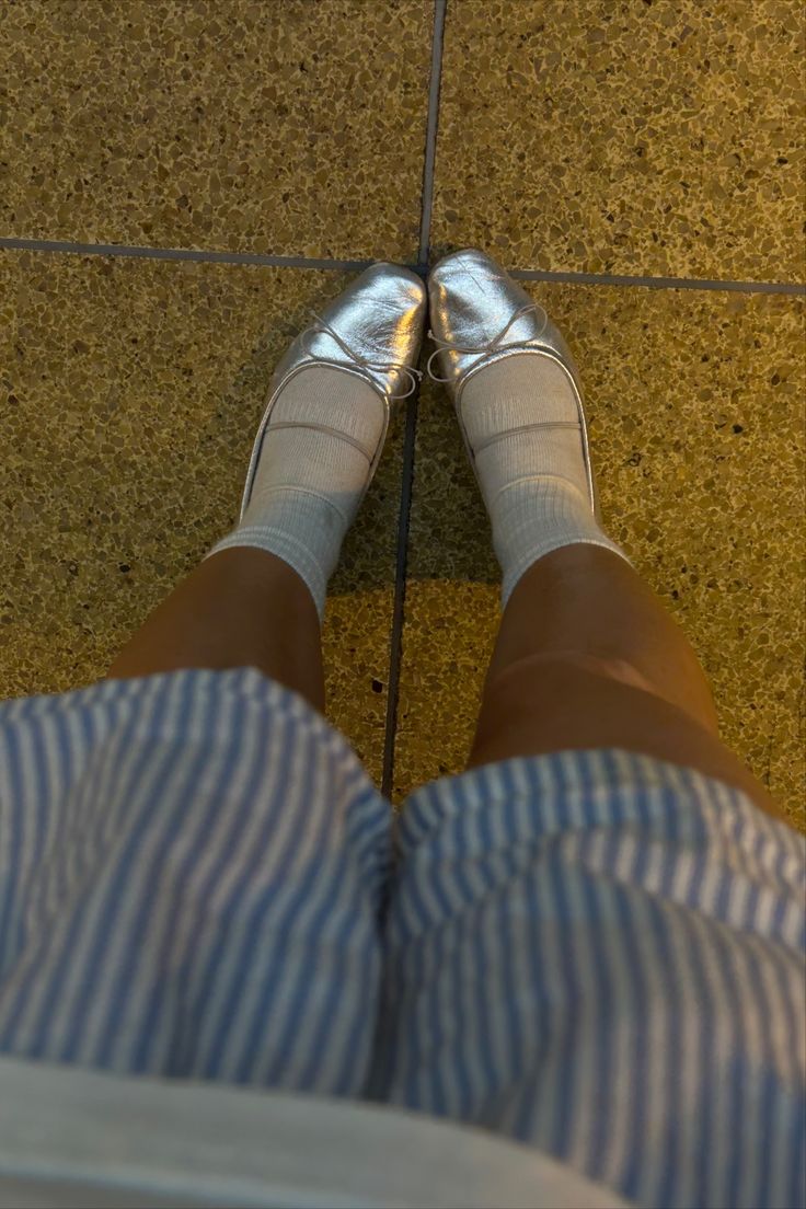 Ballerina Flats With Socks, Gray Flats Outfit, Balarina Shoes Flats Outfit, Silver Ballerinas Outfit, Silver Ballet Flats Outfit, Flats And Socks, Ballet Flats With Socks, Silver Flats Outfit, Flats With Socks