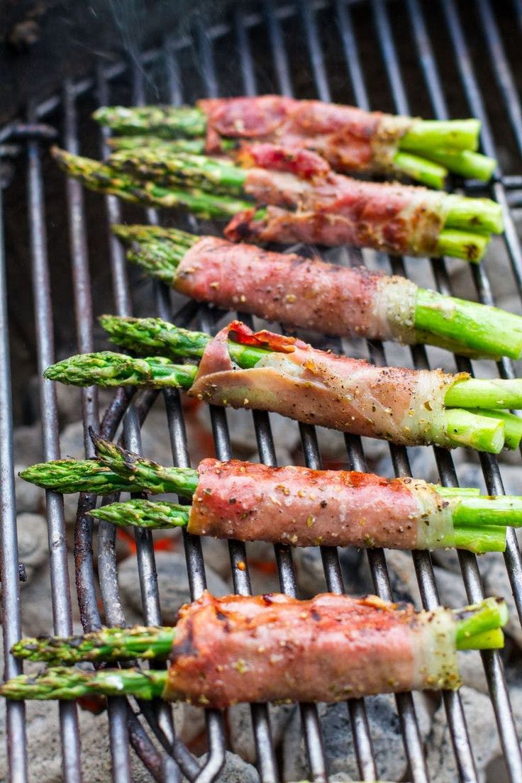 asparagus wrapped in bacon on the grill