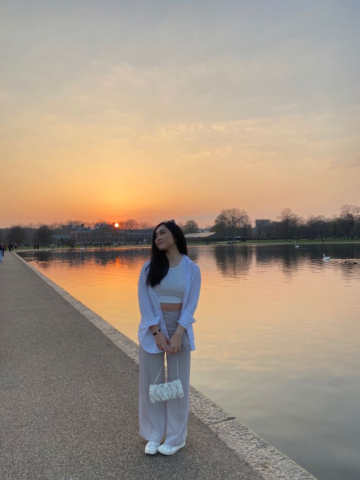 Outfit inspo/ spring / sunset/ shoulder bag/ white shirt / cdg converse/ sunglasses/ tank top White Cdg Converse Outfit, Cdg Converse Outfit, Cdg Converse, Spring Sunset, Converse Outfit, Outfit Inspo Spring, Outfits With Converse, Neutral Outfit, Longchamp Le Pliage