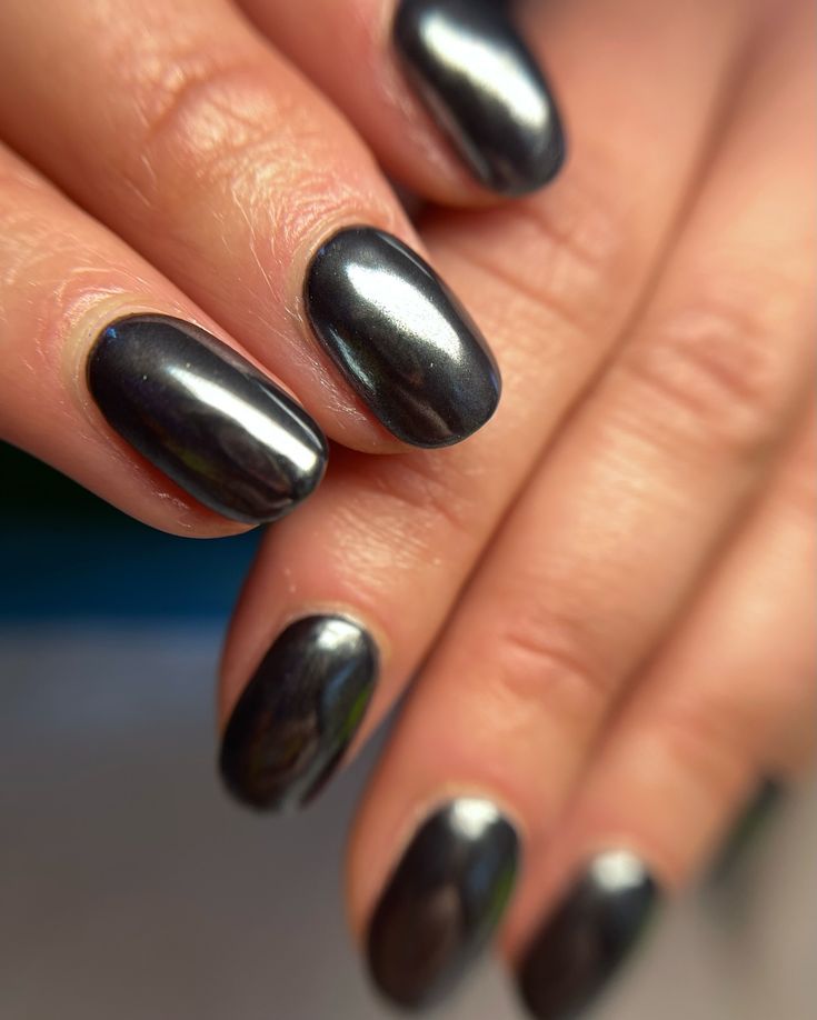 Black Nails Ideas Chrome, Metal Nails Chrome, Black Nail With Chrome, Black Base Chrome Nails, Black Chrome Nails Short, Short Black Chrome Nails, Gunmetal Chrome Nails, Black Metallic Nails, Nails Black Chrome