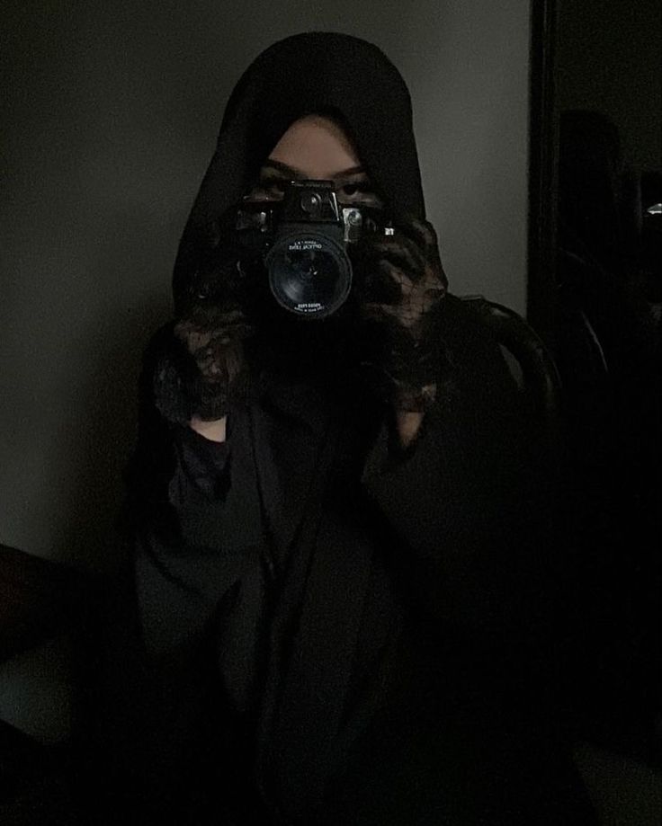 Hijabi Black Aesthetic, Gothic Hijab, Mysterious Girl Aesthetic, Nazeera Ibrahim, Girls Veiled, Aesthetic Feminine, Tattoos Aesthetic, Black Hijab, Hijabi Fits