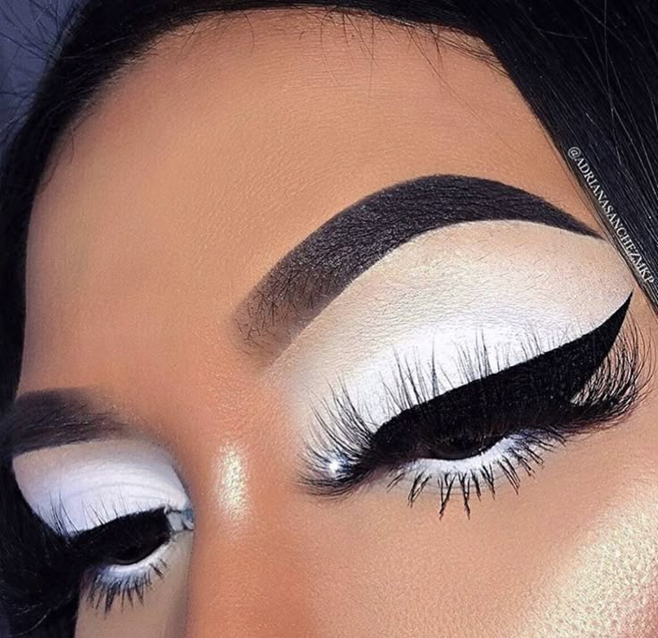 Makeup For Black And White Outfit, Black And White Eyeshadow, White Eyeshadow Makeup, White Eyeshadow Looks, White Eye Makeup, White Eyeliner Makeup, Black And White Makeup, Eye Designs, Bold Eye Makeup