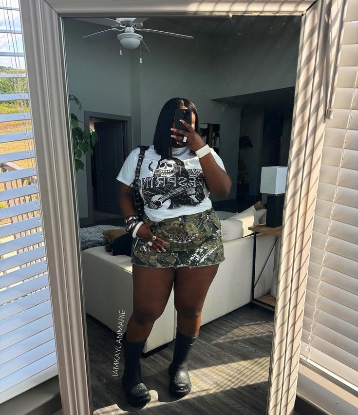 Big Jam Concert Outfits, Brunch Outfit Black Woman Sneakers, Rap Concert Outfit Ideas Plus Size, All Black Plus Size Outfit For Party, Fall Day Party Outfit Black Women, Curvy Girl Outfits Summer Black Women, Plus Size Fall Outfit Black Women, Plus Size Concert Outfit Black Women, Bonfire Outfit Ideas