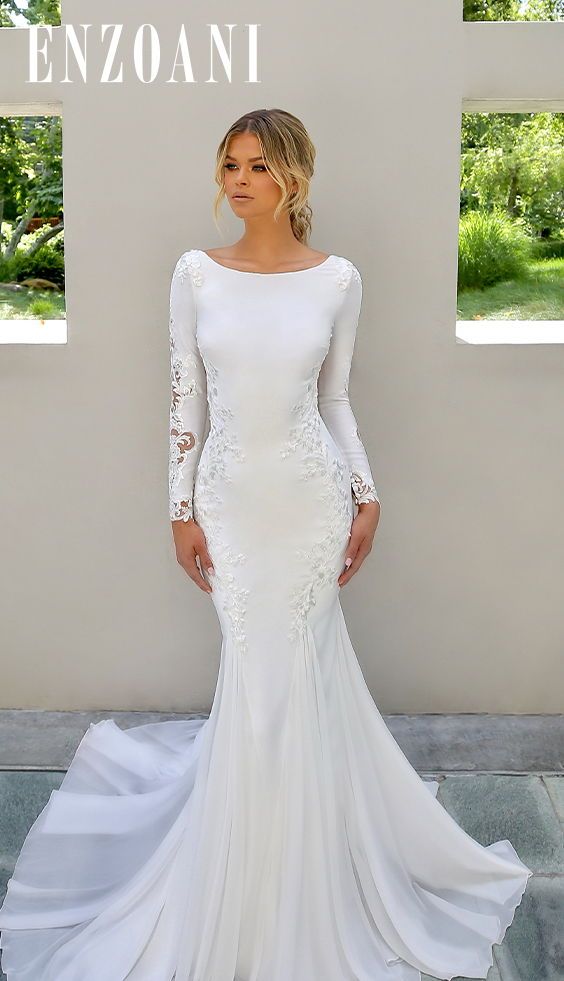 a woman in a white wedding dress standing next to a wall with the words enzoan