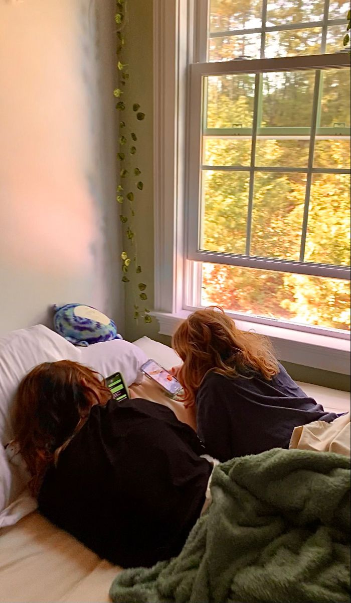 Friends In Bed Aesthetic, Living With My Best Friend Aesthetic, Cuddle Best Friend, Sisters Living Together Aesthetic, Soft Friends Aesthetic, Comforting Friends Aesthetic, Girl Talk Aesthetic, Friends On Couch Aesthetic, Best Friends Living Together Apartment