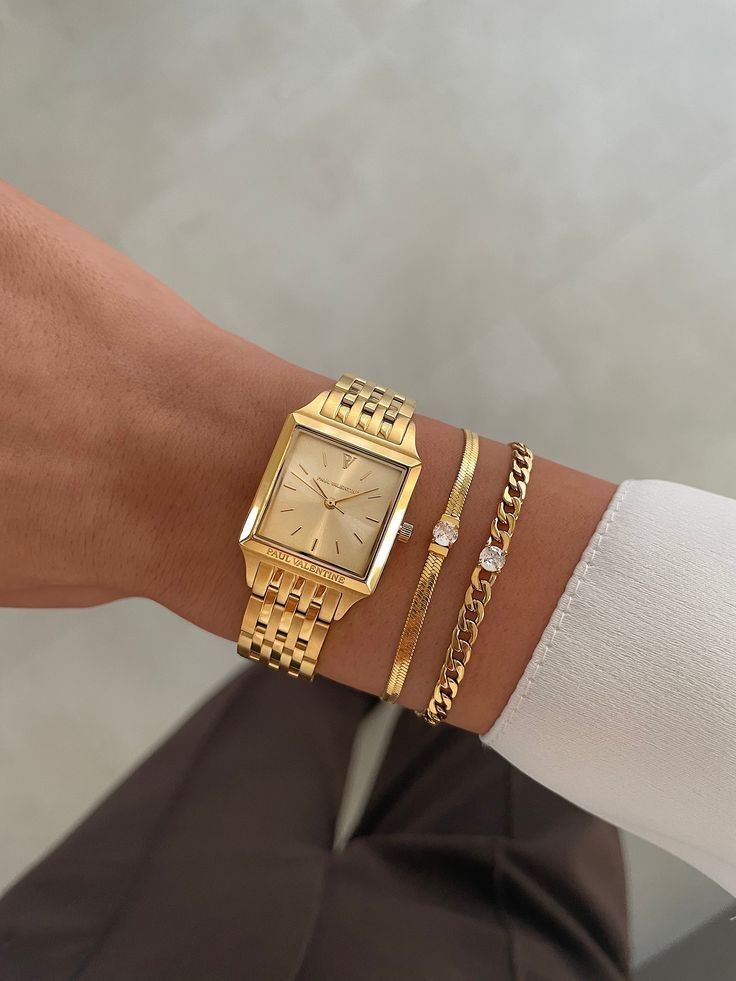 Gold Watch Accessories, Simplistic Gold Jewelry, Hold Jewelry Aesthetic, Gold Watch Stack, Gold Jewelry Inspiration, Gold Watch Design, Quality Time Aesthetic, Gold Accessories Aesthetic, Gold Jewelry Stack