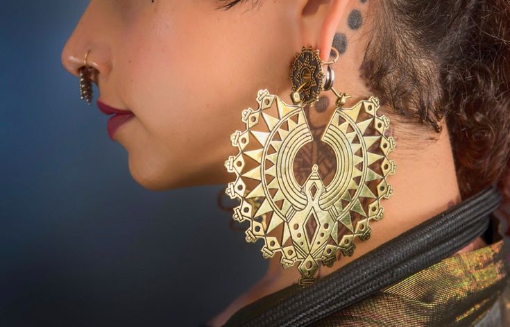 A Pair of 17 mm Gold Star Plug Earrings, Large Ornate Spike Plug Gauge Earring, Gold Brass Metal Earrings, Tribal Plug, Body Jewelry The earrings are hand-fabricated from quality brass, sold as a pair. ▪ 𝐃𝐈𝐌𝐄𝐍𝐒𝐈𝐎𝐍𝐒 ▪          * 4 cm L x 4 cm W         * Gauge: 5/8 (17 mm)  ▪ 𝐌𝐀𝐓𝐄𝐑𝐈𝐀𝐋𝐒 ▪          * Italian Brass ▪ 𝐏𝐀𝐂𝐊𝐀𝐆𝐄 𝐈𝐍𝐂𝐋𝐔𝐃𝐄𝐒 ▪  *  One pair of brass earrings, as pictured.  ▪ 𝐉𝐄𝐖𝐄𝐋𝐑𝐘 ▪                       https://www.etsy.com/shop/vedora ▪ 𝐃𝐈𝐒𝐂𝐎𝐔𝐍𝐓 𝐂𝐎𝐃𝐄𝐒 𝐀𝐍𝐃 𝐍𝐄𝐖 𝐃𝐄𝐒𝐈𝐆𝐍 𝐑𝐄𝐋𝐄𝐀𝐒𝐄𝐒 ▪                    https://www.instagram.com/vedorajewelry ▪ 𝐂𝐋𝐎𝐓𝐇𝐈𝐍𝐆 𝐀𝐍𝐃 𝐀𝐂𝐂𝐄𝐒𝐒𝐎𝐑𝐈𝐄𝐒 ▪                      https://vedoradesigns.com ▪  𝐒𝐇𝐈𝐏𝐏𝐈𝐍𝐆 ▪ We ship all over the world. If you need faster shipping, Plug Earrings Gauges, Aztec Sun, Dangle Plugs, Tassel Earing, Plug Earrings, Snake Jewelry, Dragon Jewelry, Snake Earrings, Earring Gold