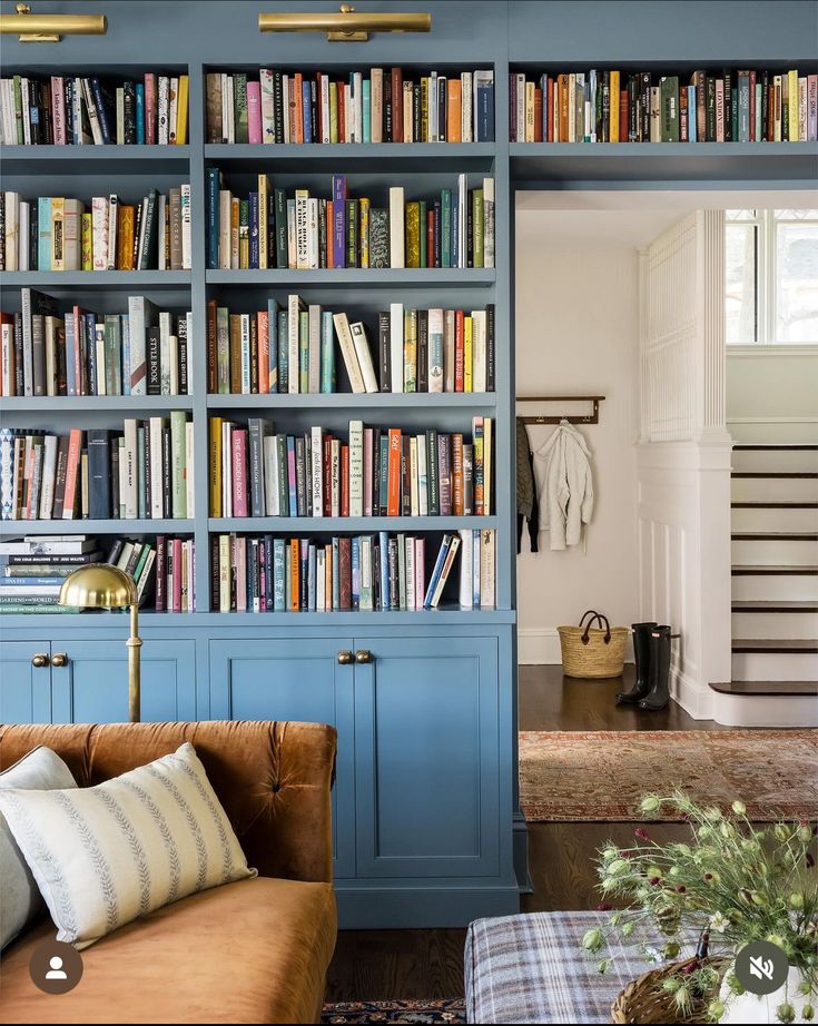 Reading Room Design, Blue Bookshelves, Home Library Design, Home Libraries, Built In Bookcase, Reading Room, A Living Room, Home Library, Book Shelf