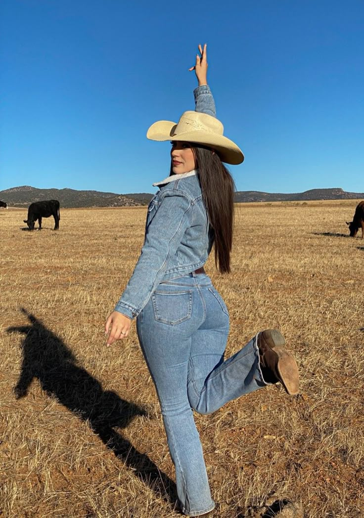 Jaripeo Outfits Cold Weather, Vaquera Outfit Cold Weather, Mexico Cowgirl Outfits, Cowgirl Outfit Photoshoot, Mexico Rancho Aesthetic Outfits, Native Outfits Women, Mexican Cowgirl Outfits Party, Vaquera Outfits Women, Latina Cowgirl Outfits Aesthetic