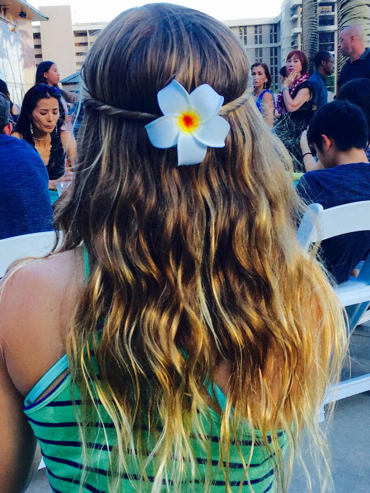 Hawaiian twist-back hairstyle! Hawaiian Spirit Day Hairstyles, Hawaiian Party Hairstyles, Tropical Party Hairstyles, Hawaiian Hairstyles For Short Hair, Hawaiian Hair Styles, Hawaiian Luau Hairstyles, Hawaiian Hairstyles Easy, Luau Hairstyles, Bestie Wishes