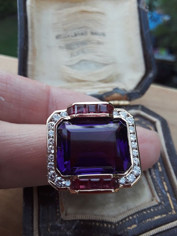 Absolutely Stunning 14k Yellow Gold, Huge Siberian Amethyst Diamond Ring Retro Ring.. Stunning, Perfect Vintage Pre Owned Condition... Siberian Amethyst, Ballerina Wedding, Amethyst And Diamond Ring, Emerald Wedding, Retro Ring, Sapphire Wedding, Retro Wedding, Colombian Emeralds, Cocktail Ring