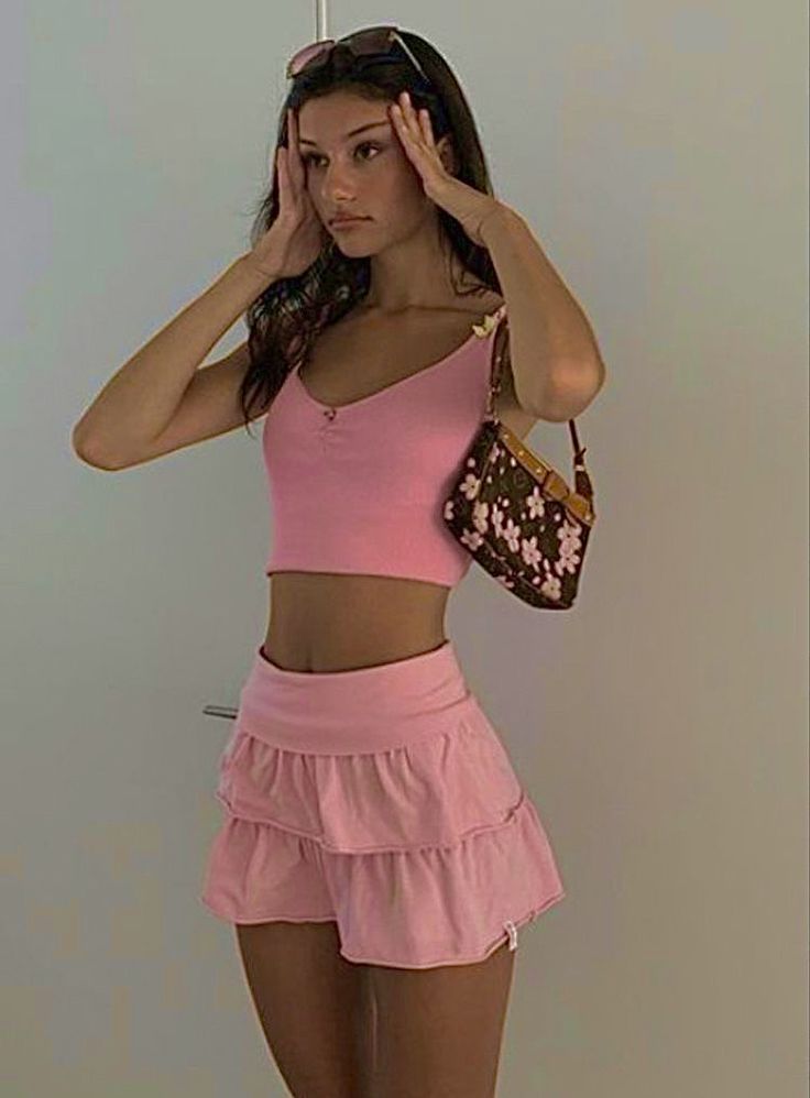 Outfits 2000s, Tennis Skirt Outfit, 2000s Outfits, Rock Outfit, Miniskirt Outfits, 2000s Fashion Outfits, Mode Ootd, Pink Top, 2000s Fashion