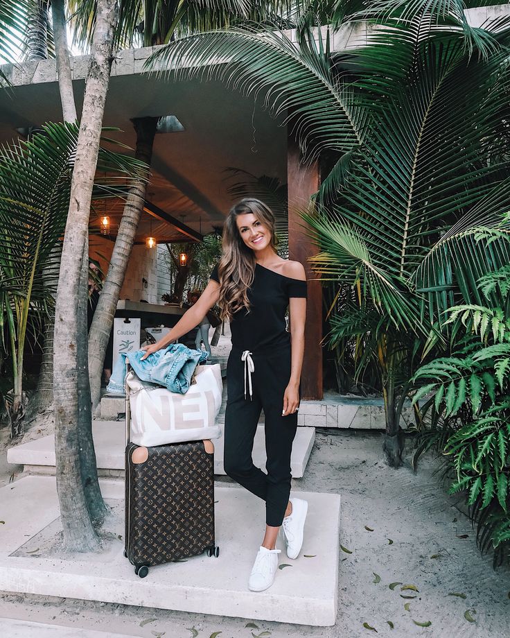 airport outfit - love the suitcases Tulum Mexico Outfits, Airport Outfit Winter, Comfy Airport Outfit, Tulum Outfits, Caitlin Covington, Comfortable Travel Outfit, Airport Outfit Summer, Comfy Travel Outfit, Southern Curls And Pearls