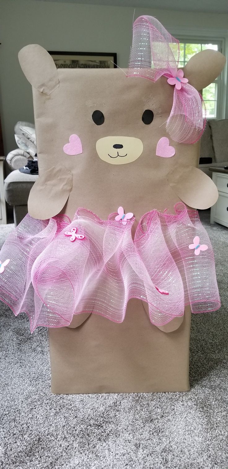 Brown paper wrapped gift into a ballet bear complete with tu-tu! 1st Birthday Gift Packing Ideas, Teddy Gift Wrapping Ideas, Baby Girl Gift Wrapping Ideas, Baby Shower Gift Packing Ideas, 1st Birthday Gift Wrapping Ideas, Stroller Gift Wrapping Ideas, Cute Ways To Wrap Baby Shower Gifts, Wrap Teddy Bear Gift, Baby Shower Gift Wrapping Ideas