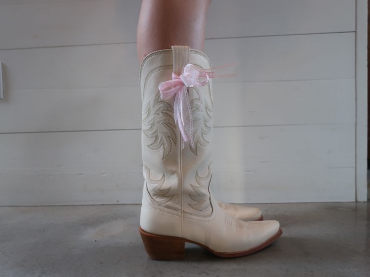 Peter Pan Kostüm, Americana Aesthetic, Cowboy Aesthetic, White Cowboy Boots, Cowgirl Aesthetic, Pink Cowgirl, Cowgirl Boot, Pink Girly Things, Blogger Girl