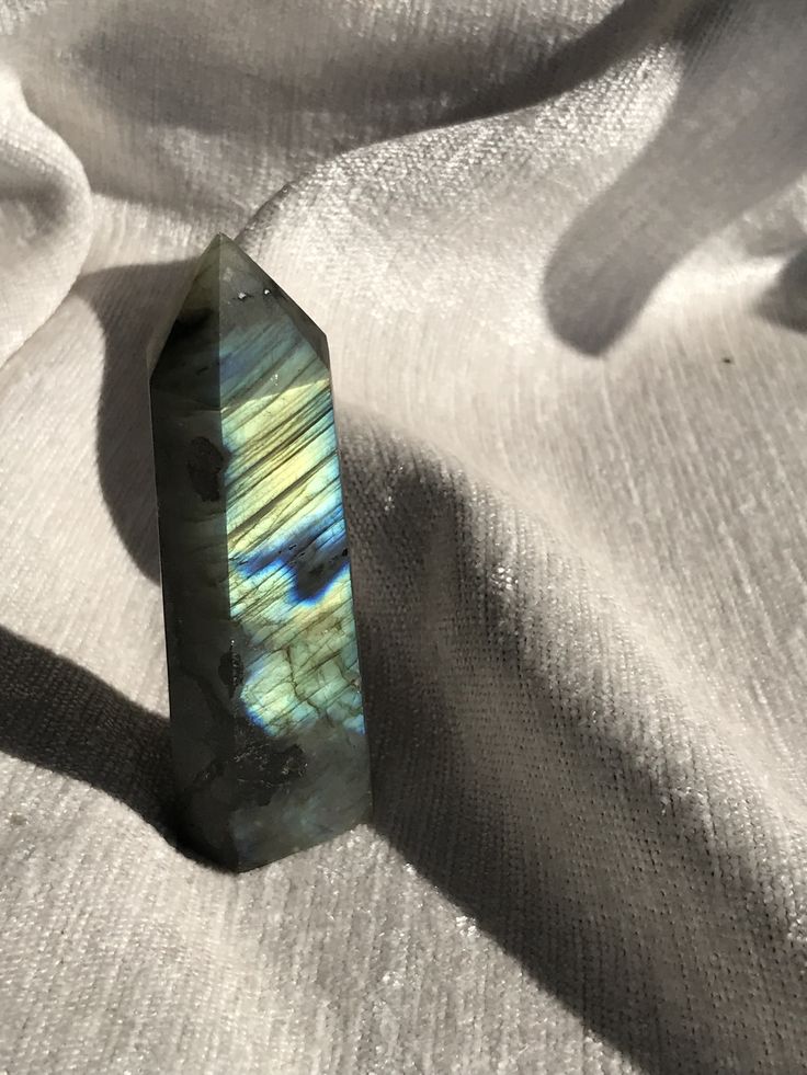 Labradorite Crystal Aesthetic, Labradorite Aesthetic, Pretty Crystals, Crystal Vibes, Crystal Aesthetic, Crystal Guide, Beautiful Crystals, Pretty Rocks, Cool Rocks