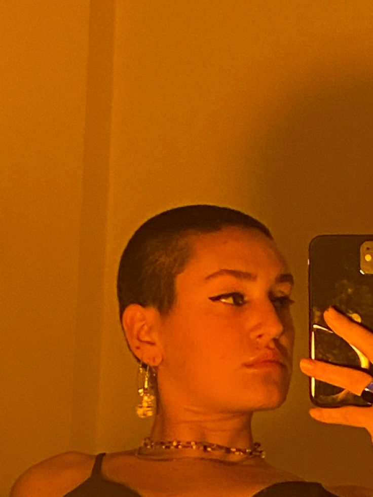 Brown Buzzcut Women, Girls Shaved Head, Aesthetic Buzzcut, Girls With Buzzcut, Womens Buzzcut, Buzzcut Women Aesthetic, Long Buzzcut Women, Growing Out Buzzcut Hairstyles, Shaved Head Girl