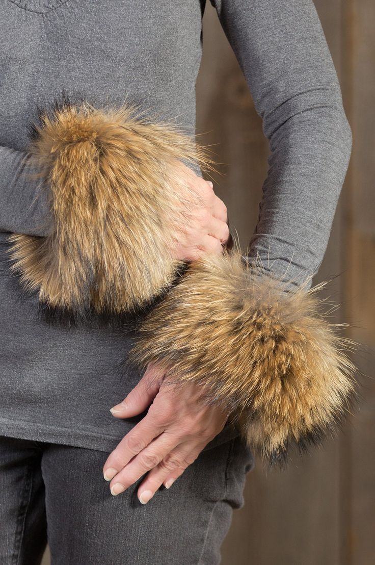 Leather Leggings Fashion, Fur Keychain, Fur Cuffs, Fur Hats, Classy Winter Outfits, Promo Gifts, Fur Accessories, Sheepskin Slippers, Fur Scarf