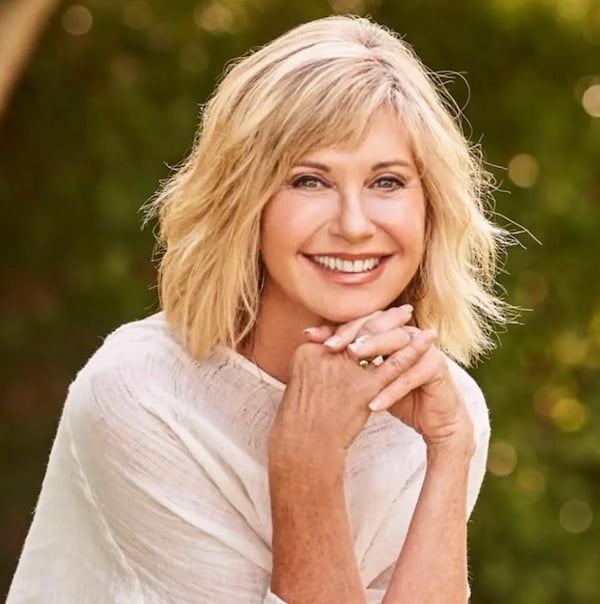 20 Youthful Medium Hairstyles for Women Over 60 Blonde Hair Trends, Lob Haircut Layered, Medium Hairstyles For Women, Grey Bob Hairstyles, Shoulder Length Blonde, Layered Haircuts With Bangs, Feathered Bangs, Going Blonde, Hairstyles For Women Over 60