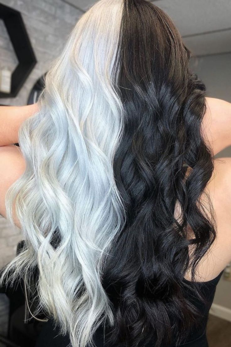 Cabelo de Gémeos é uma tendência favorita de todos os que não conseguem escolher uma única cor de cabelo. Pode misturar todas as cores que quiser, e o preto e branco é uma escolha óbvia quando se trata de alto contraste. // Crédito da foto: instagram @pravana Black And Blonde Hair, Gemini Hair, Black White Hair, Lavender Hair Colors, Blonde Hair Colors, Split Dyed Hair, White Hair Color, Bold Hair Color, Peach Hair