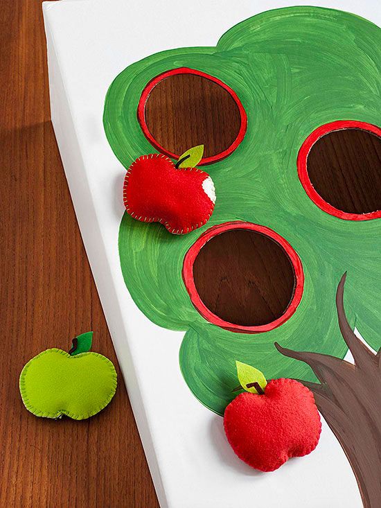 the paper plate is made to look like an apple tree