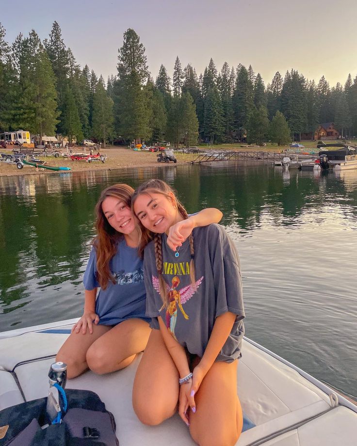 #lakepictures #boatpics #boating #twopersonpose #lakeaesthetic #bestfriendpictureideas Lake Picture Poses, Things To Do At The Lake, Lake Trip Essentials, Lake Trip Aesthetic, Lake Poses Picture Ideas, Lake House Pictures, Birthday At The Lake, Lake Pictures By Yourself, Pictures At The Lake