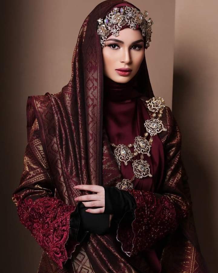 Melayu Tradisional Outfit, Malay Traditional Clothes Women, Kebaya Labuh Klasik Melayu, Classic Malay Outfit, Melayu Klasik Outfit, Busana Melayu Klasik, Malaysian Traditional Dress, Klasik Melayu Wedding, Malaysia Traditional Clothes