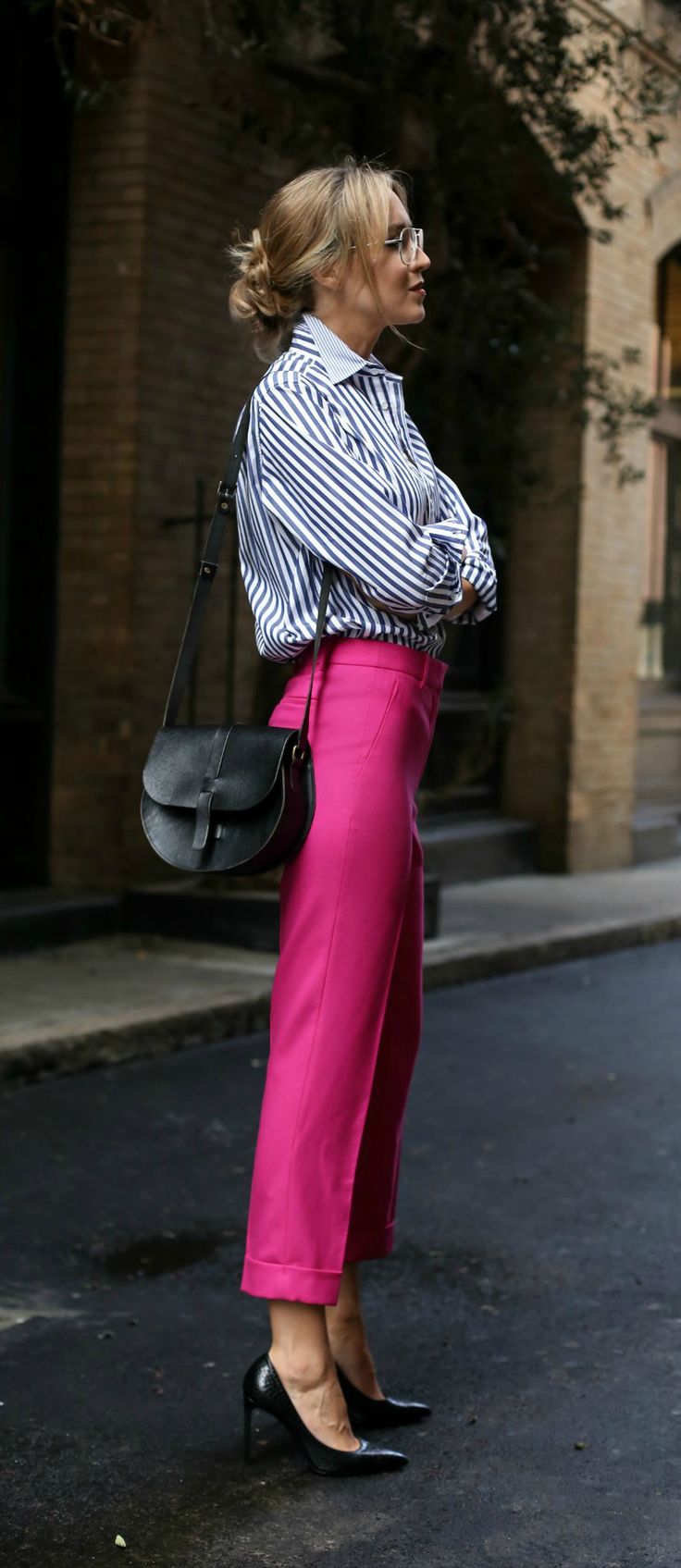 How to wear bright colors at the office with these fuchsia pink pants, navy and white striped boyfriend shirt and classic black pumps! Pink Trousers Outfit, Fuchsia Outfit, Pink Pants Outfit, Pants Outfit Work, Hot Pink Pants, Pink Trousers, Moda Chic, Womens Business Casual, Business Casual Dresses