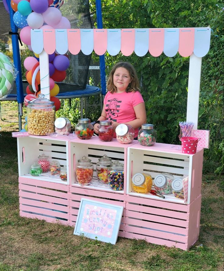 Diy Lemonade Stand, Candy Stand, Ice Cream Stand, Christmas Decorations Diy, Candy Cart, Candy Land Christmas Decorations, Candy Land Christmas Decorations Diy, Candy Land Christmas Decorations Outdoor, Candy Land Christmas Tree