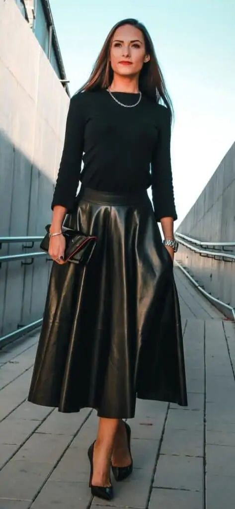 Faux Leather Skirt Outfit Winter, A Line Leather Skirt Outfit, Long Black Leather Skirt Outfit, Black Leather Skirt Outfit Ideas, Long Black Leather Skirt, Leather Midi Skirt Outfit, Long Leather Skirt Outfit, Leather Skirt Outfit Winter, Leather Skirt Outfit Ideas