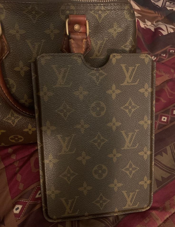 Like new. No cracks, scratches or discoloring. Louis Vuitton Cosmetic Bag, Ipad Sleeve Case, Louis Vuitton Mini, Ipad Sleeve, Cosmetic Bags, Cosmetic Bag, Louis Vuitton Monogram, Ipad, Like New