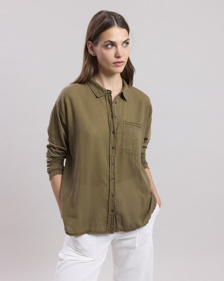 Womens' plain cotton double-fabric shirt. Long sleeves, shirt collar, and visible button placket. Chest patch pocket. Everyday Cotton Blouse With Roll-up Sleeves, Cotton Shirt With Shirttail Hem And Placket, Cotton Shirt With Roll-up Sleeves And Shirttail Hem, Cotton Button-up Blouse With Placket, Cotton Shirt With Button Closure And Shirttail Hem, Everyday Shirt With Shirttail Hem And Placket, Everyday Shirt With Placket And Shirttail Hem, Everyday Collared Shirt With Rolled Sleeves, Collared Shirt With Rolled Sleeves For Everyday